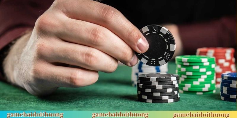 Tùy vào mỗi vị trí trên bàn để quyết định có nên Bluff không